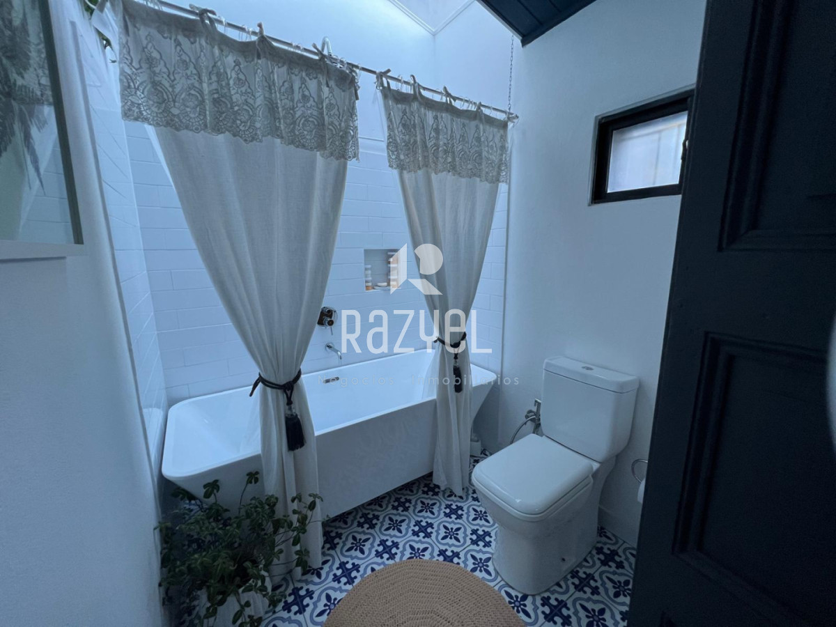 Casa ID.1258 - Casa histórica reciclada del siglo XIX ,3 dormitorios + salón independiente . San Carlos