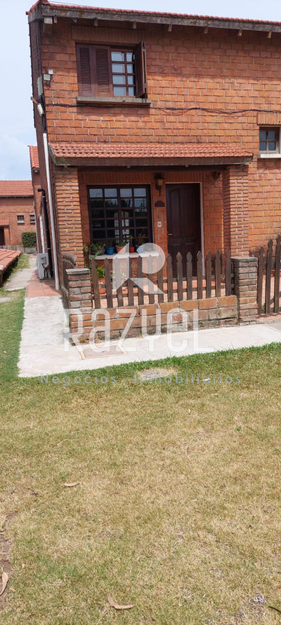 Casa ID.464 - Casa en Alquiler anual 3 dormitorios con cochera techada