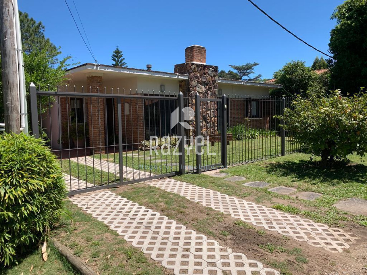 Casa ID.404 - Hermosa Casa de 2 dormitorios y dependencia en Las Delicias parada 25 Playa Mansa