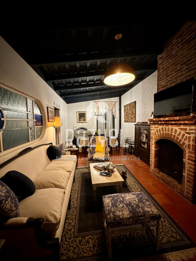 Casa ID.1258 - Casa histórica reciclada del siglo XIX ,3 dormitorios + salón independiente . San Carlos