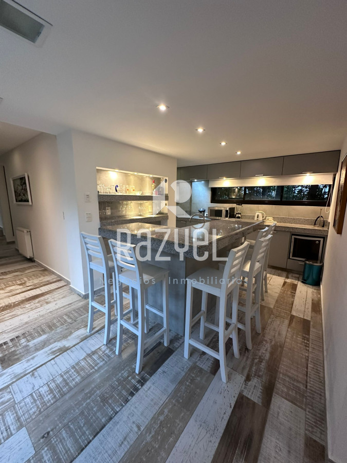 Casa ID.385 -  Casa en venta y alquiler anual de 5 dorm y 4 baños.