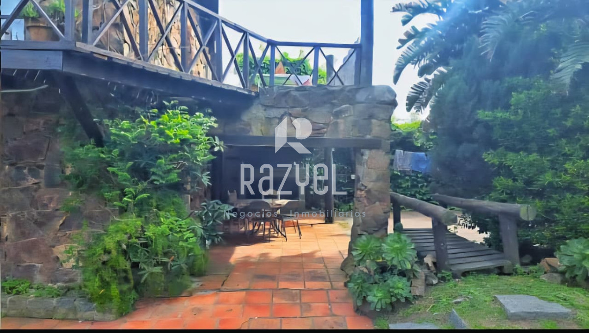 Casa ID.1101 - Casa en Venta Pinares a 100 mts del mar