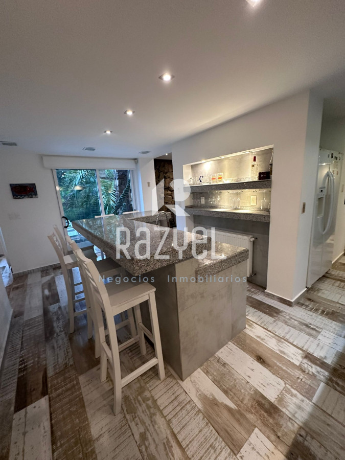 Casa ID.385 -  Casa en venta y alquiler anual de 5 dorm y 4 baños.