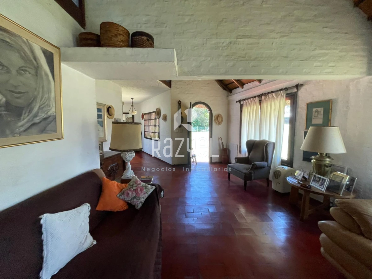 Casa ID.1152 - Casa en venta Pinares parada 39