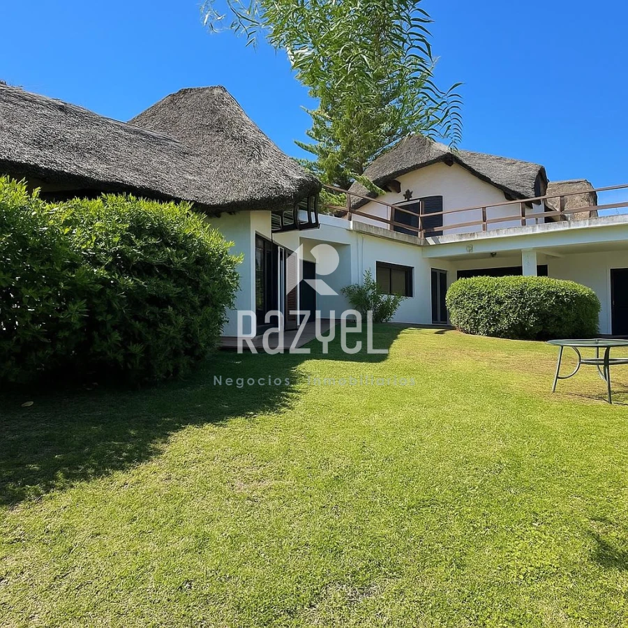 Casa ID.1152 - Casa en venta Pinares parada 39