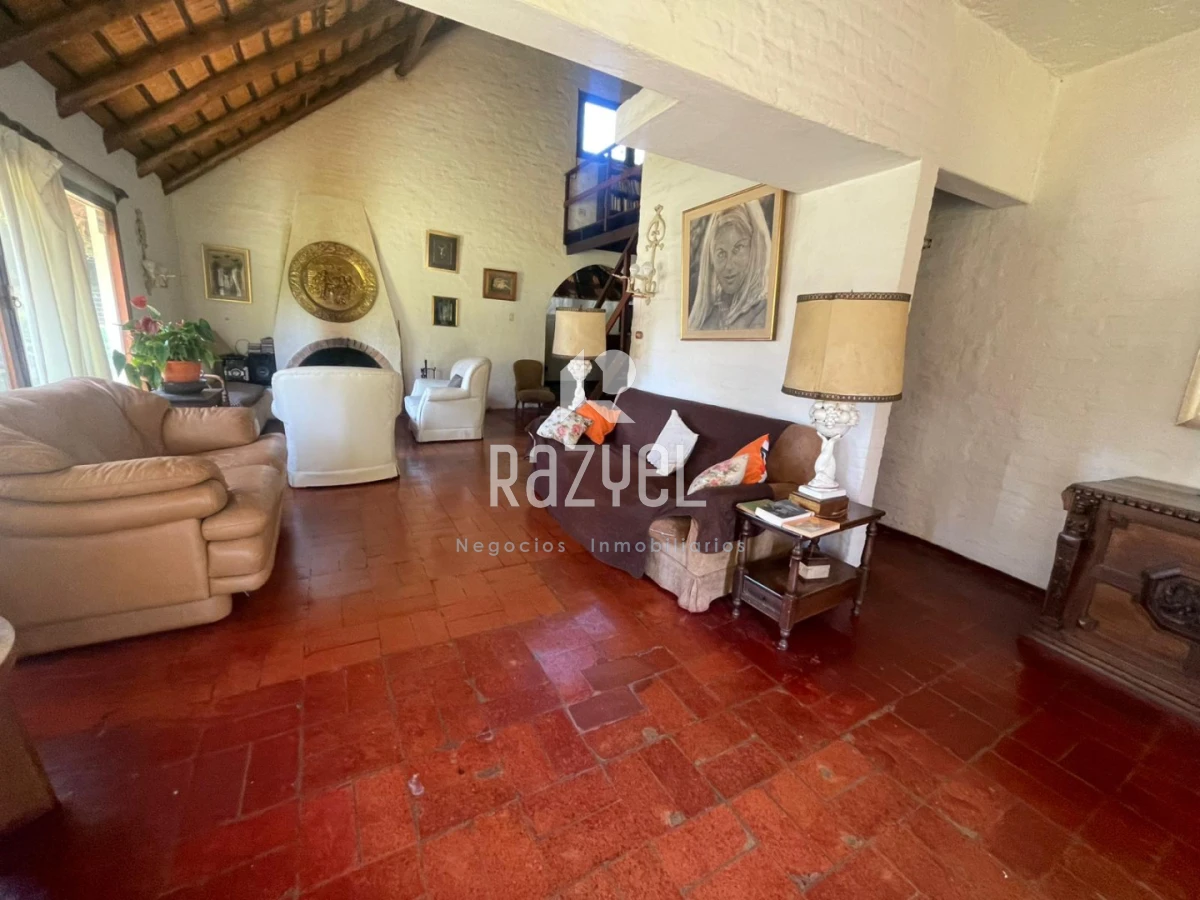Casa ID.1152 - Casa en venta Pinares parada 39