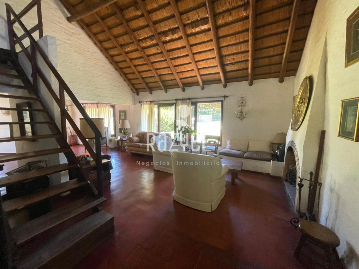 Casa ID.1152 - Casa en venta Pinares parada 39