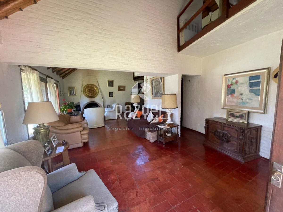 Casa ID.1152 - Casa en venta Pinares parada 39