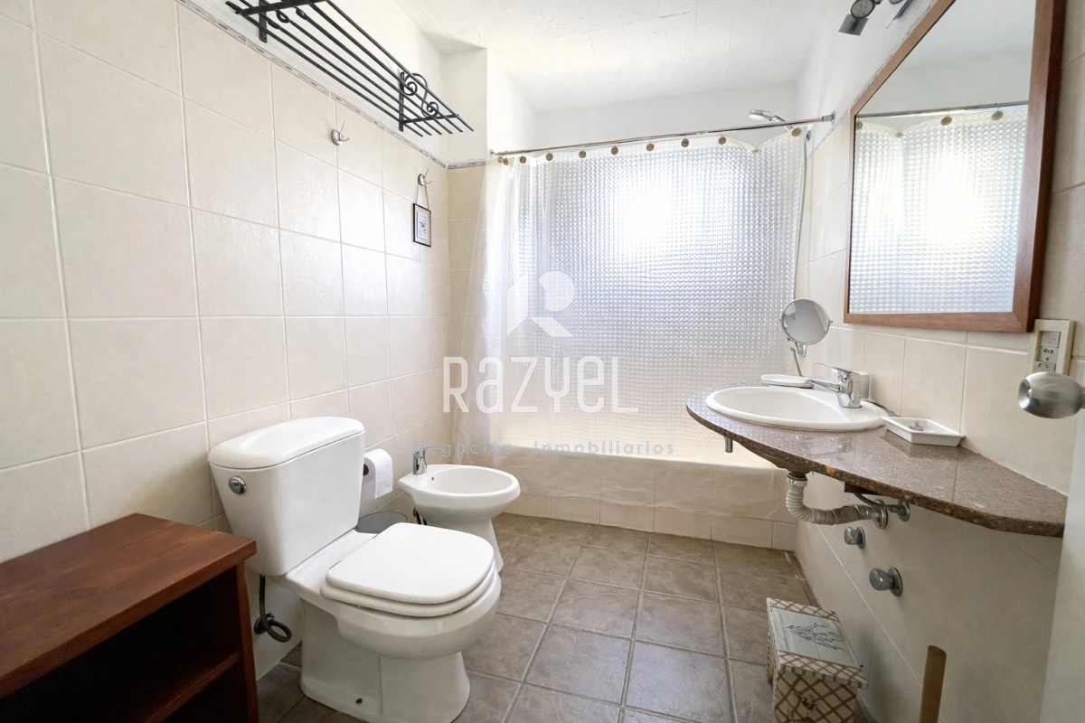 Casa ID.1210 - Hermosa casa en Pinares 4 dormitorios gran jardin