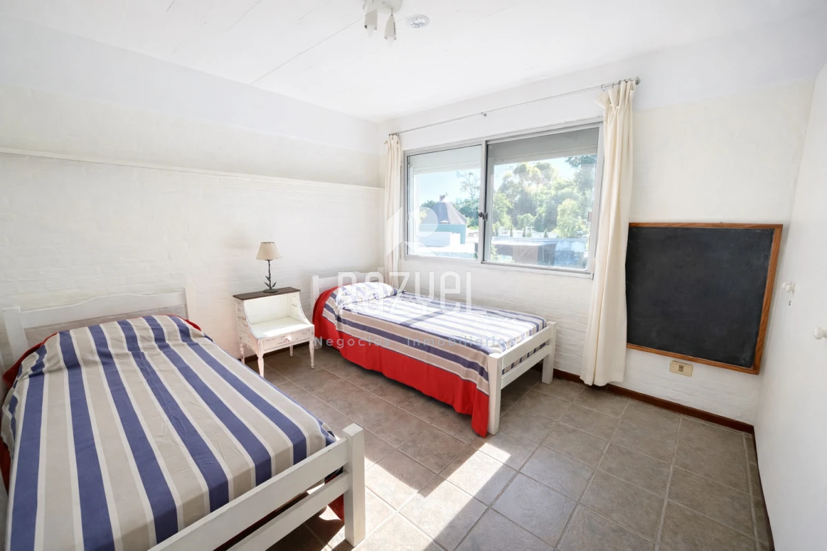 Casa ID.1210 - Hermosa casa en Pinares 4 dormitorios gran jardin