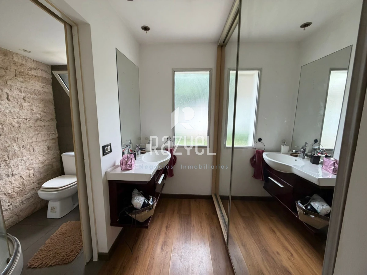 Casa ID.1265 - Hermosa casa en venta en Pinares terreno esquinero