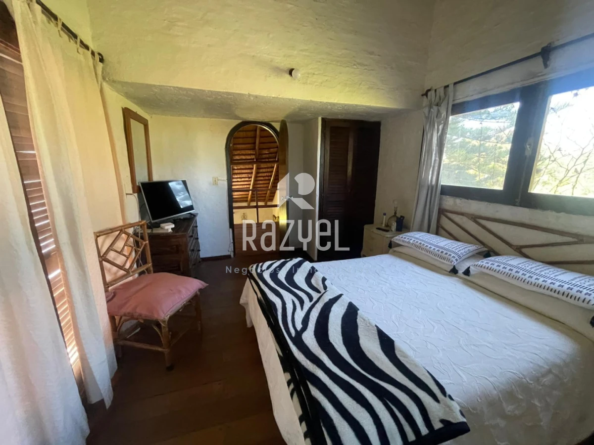 Casa ID.1152 - Casa en venta Pinares parada 39