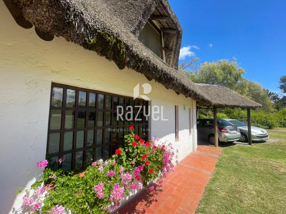 Casa ID.1152 - Casa en venta Pinares parada 39