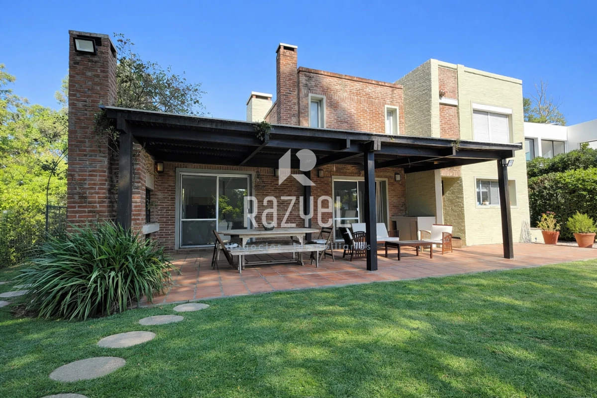 Casa ID.1210 - Hermosa casa en Pinares 4 dormitorios gran jardin