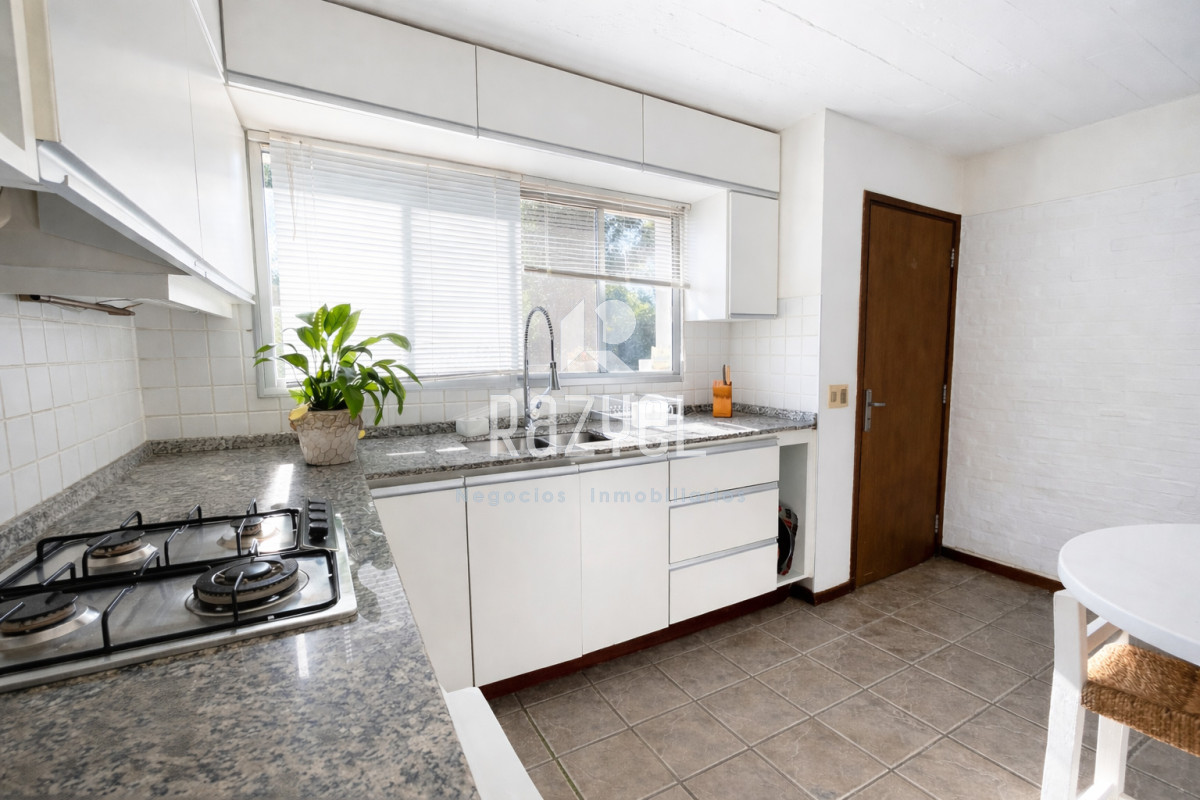 Casa ID.1210 - Hermosa casa en Pinares 4 dormitorios gran jardin