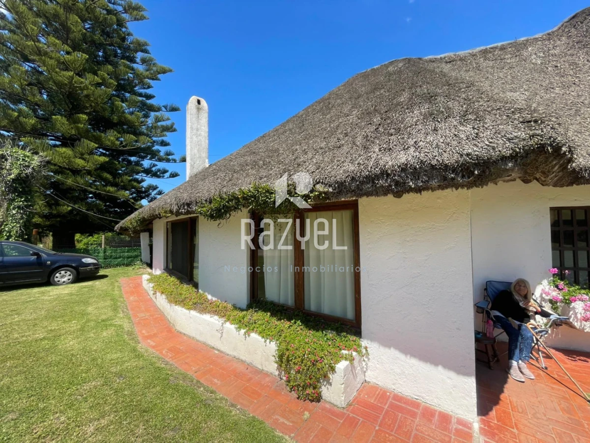 Casa ID.1152 - Casa en venta Pinares parada 39