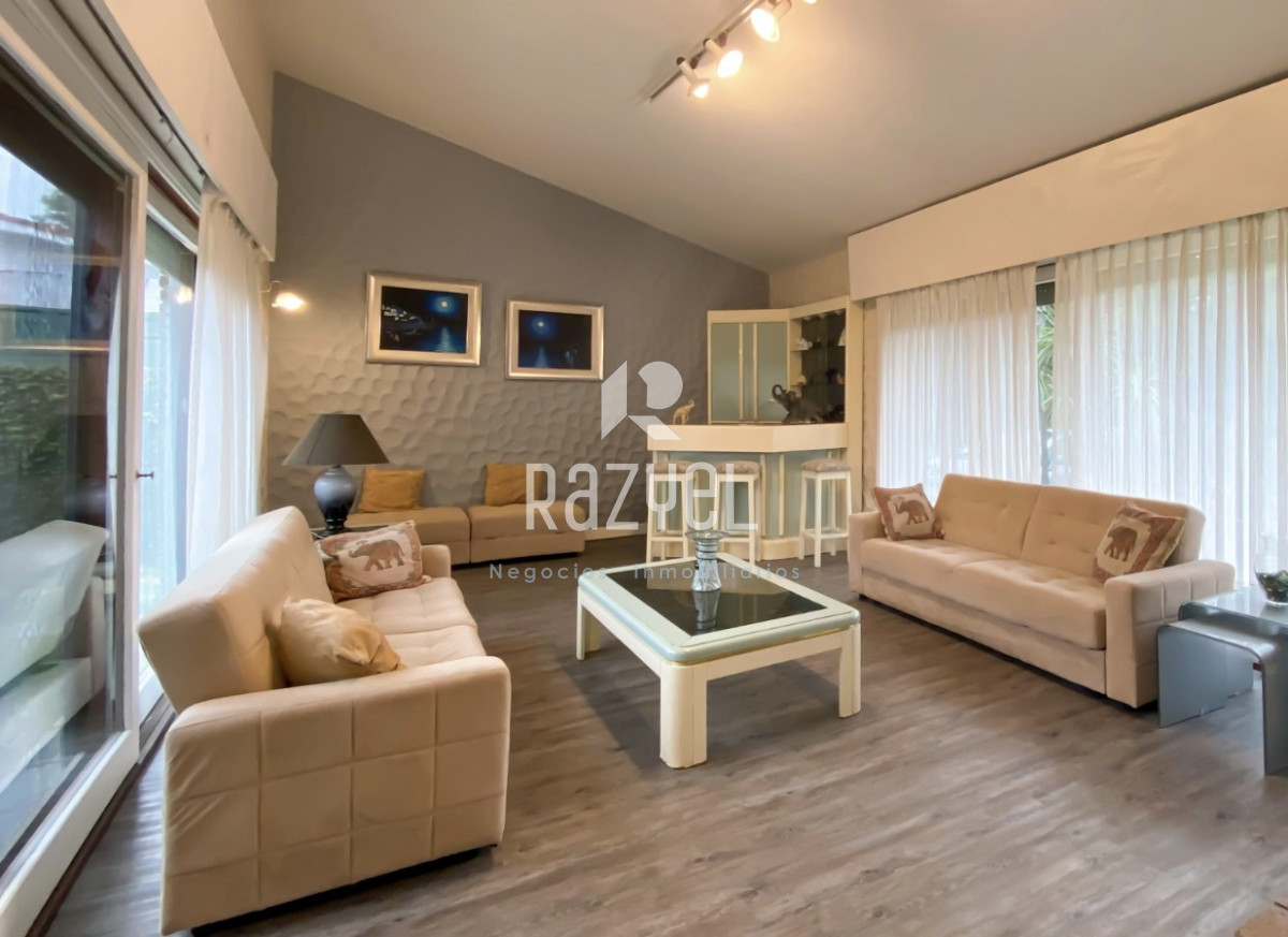 Casa ID.736 - Casa en Playa Mansa con 3 dorm + dep