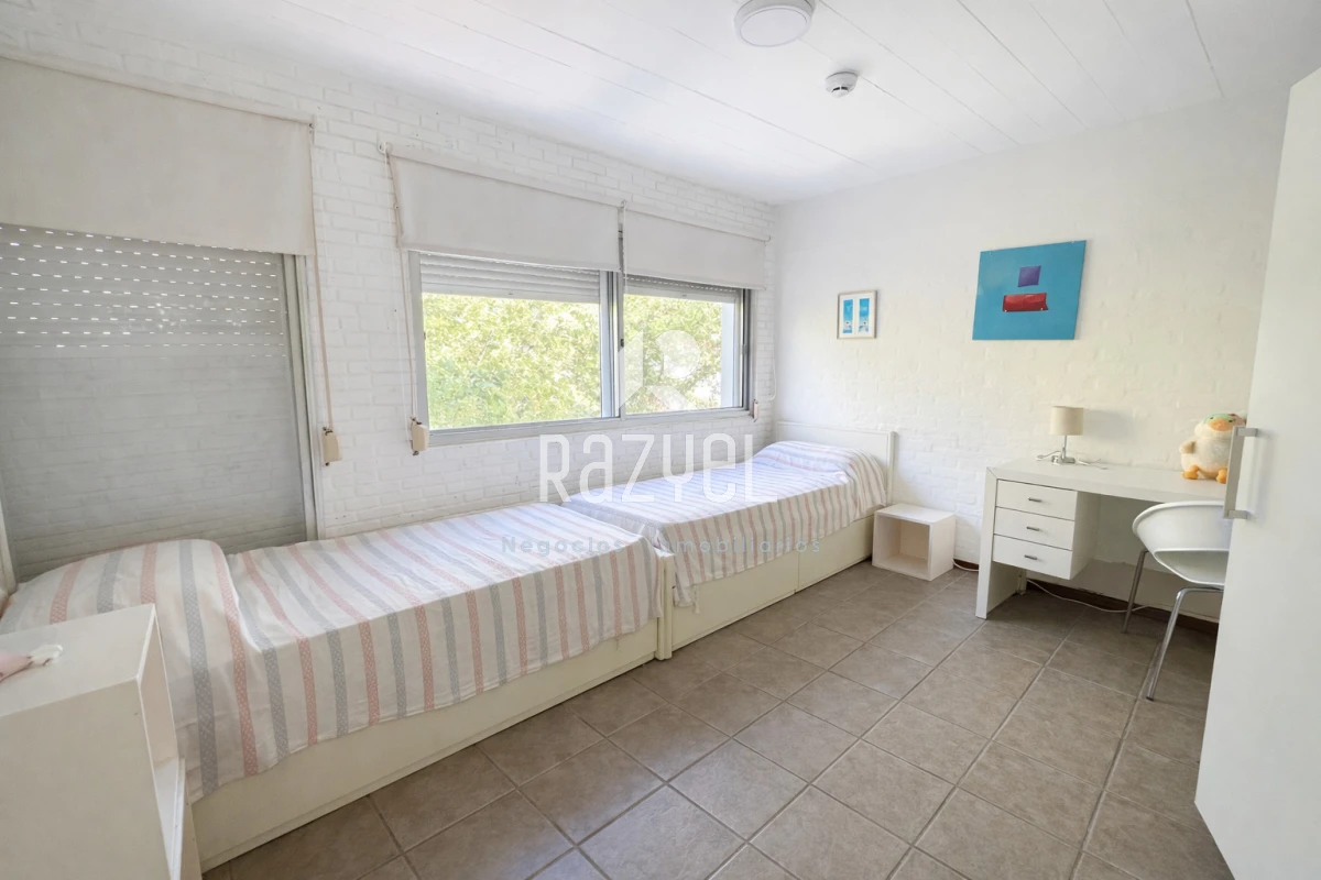 Casa ID.1210 - Hermosa casa en Pinares 4 dormitorios gran jardin