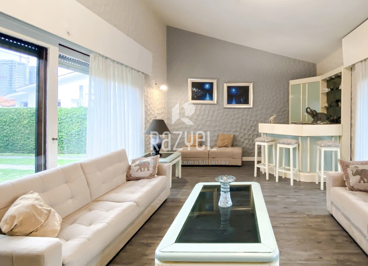 Casa ID.736 - Casa en Playa Mansa con 3 dorm + dep
