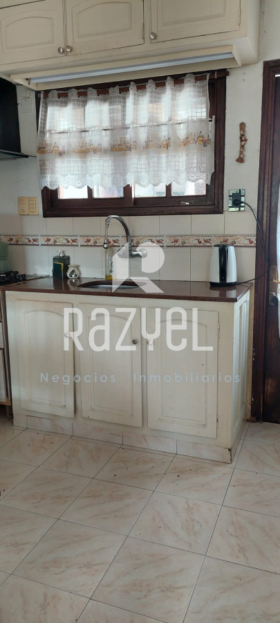 Casa ID.464 - Casa en Alquiler anual 3 dormitorios con cochera techada