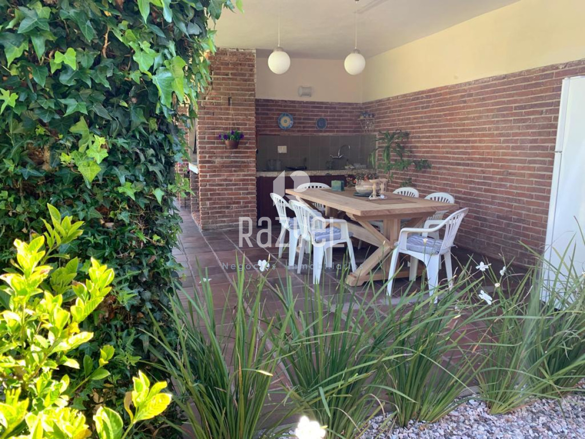 Casa ID.404 - Hermosa Casa de 2 dormitorios y dependencia en Las Delicias parada 25 Playa Mansa