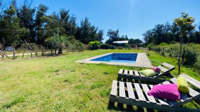 En venta terreno de 1235mts con casa y piscina, La Barra- Miramar Acres. 