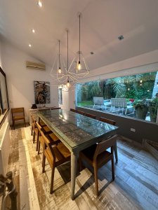  Casa en venta y alquiler anual de 5 dorm y 4 baños.