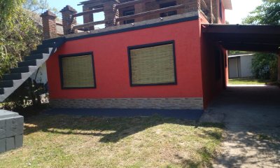 Casa 2 plantas a 2 cuadras de la playa,3 dorm y 2 baños. Balneario Buenos Aires.