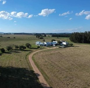 Chacra de 20 hectáreas con vertiente de agua mineral y 1000 m² construidos 