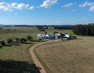 Chacra de 20 hectáreas con vertiente de agua mineral y 1000 m² construidos