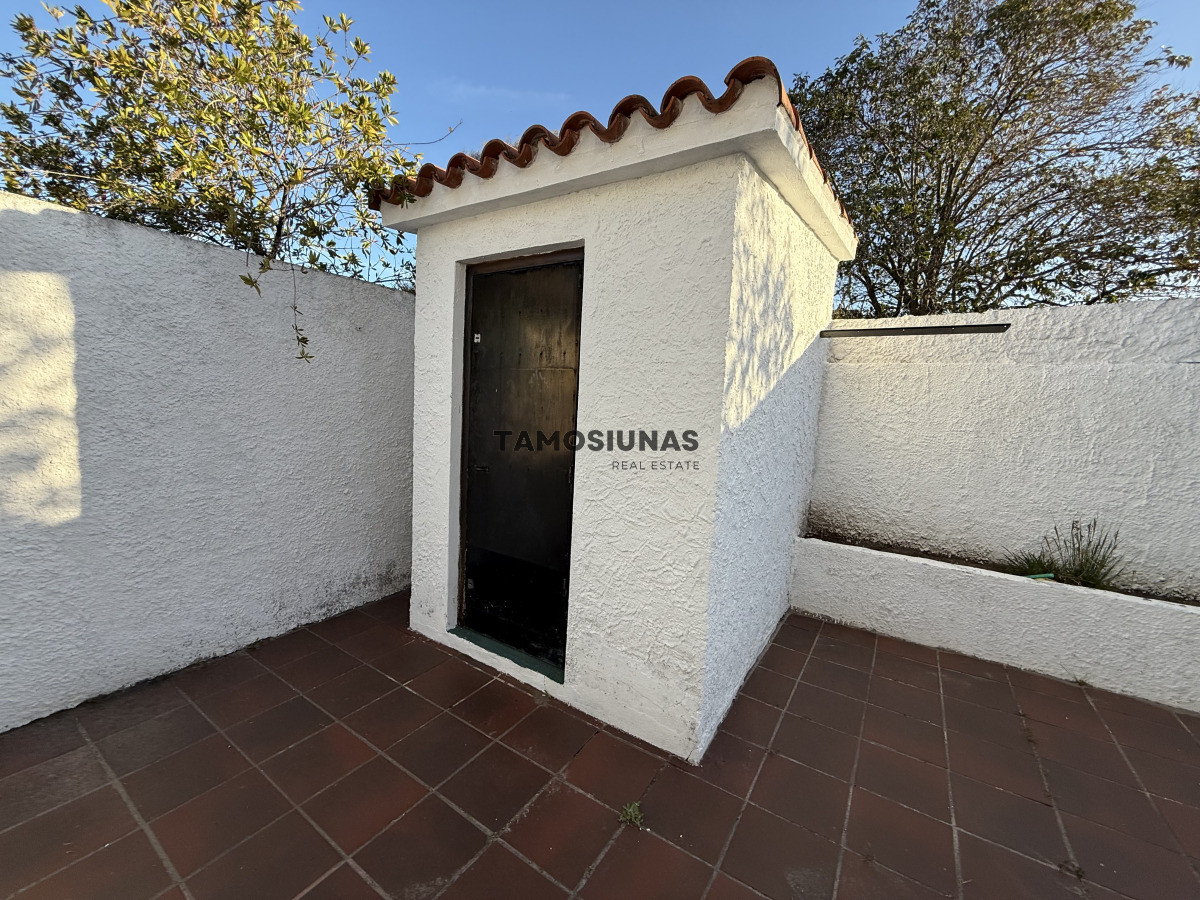 Casa ID.639 - Venta de casa sobre Misiones, 2 Dormitorios, Terreno Esquina
