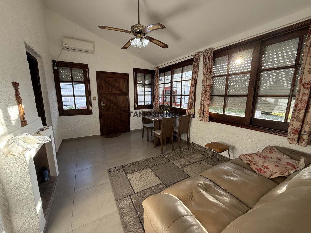 Casa ID.639 - Venta de casa sobre Misiones, 2 Dormitorios, Terreno Esquina