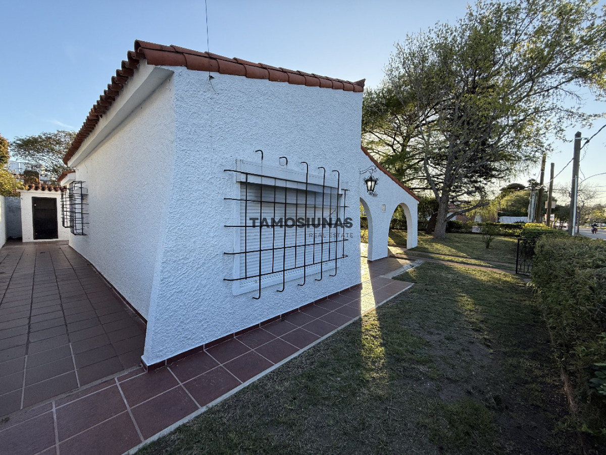 Casa ID.639 - Venta de casa sobre Misiones, 2 Dormitorios, Terreno Esquina