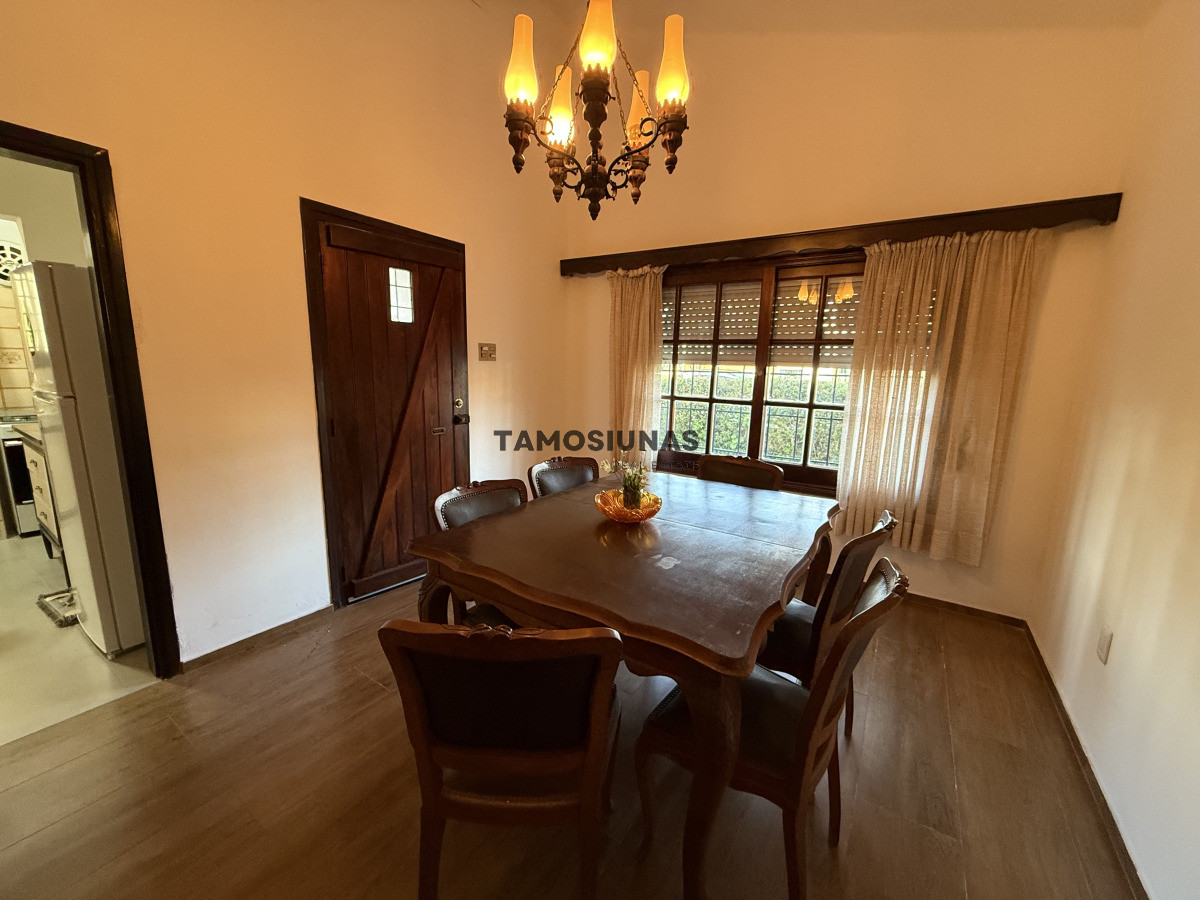 Casa ID.639 - Venta de casa sobre Misiones, 2 Dormitorios, Terreno Esquina