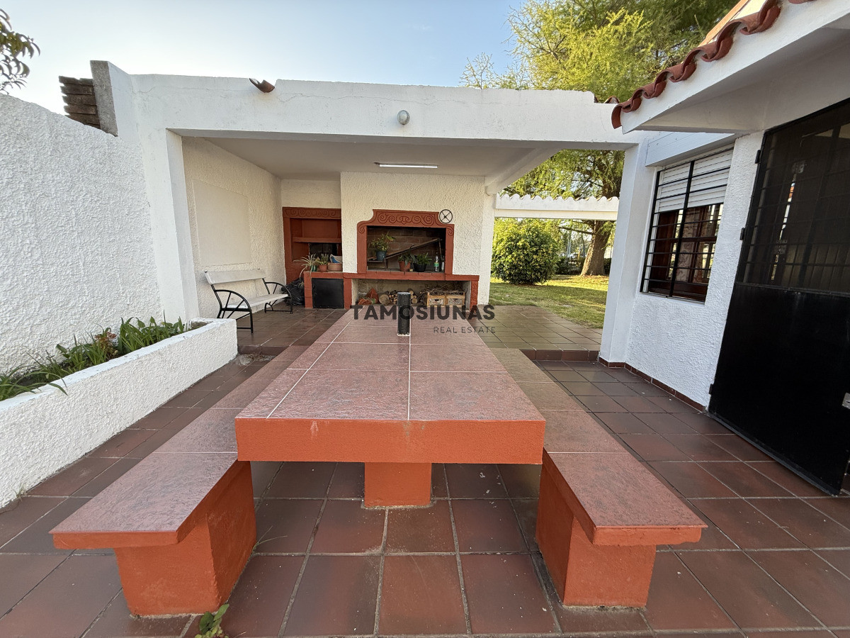 Casa ID.639 - Venta de casa sobre Misiones, 2 Dormitorios, Terreno Esquina