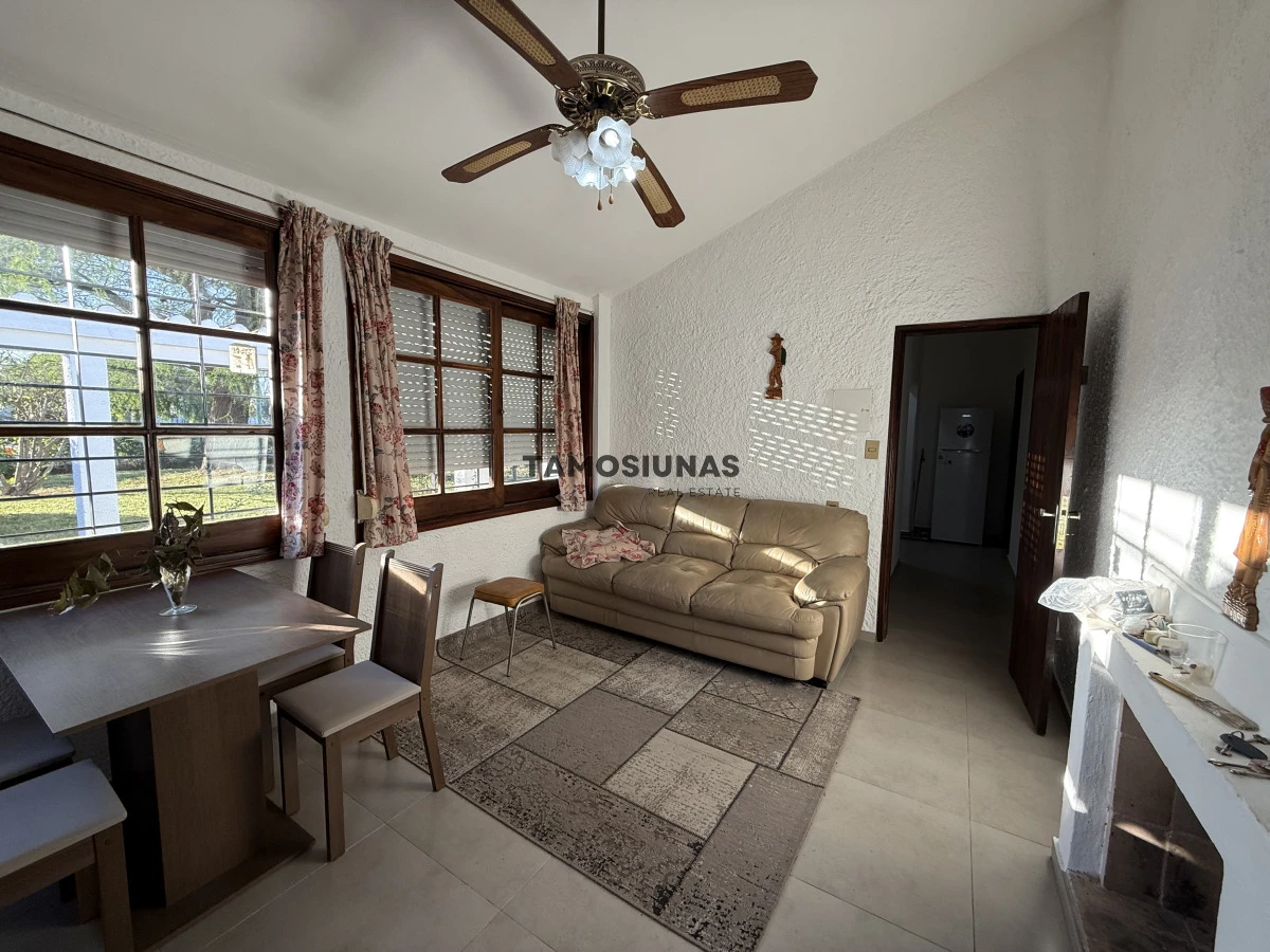 Casa ID.639 - Venta de casa sobre Misiones, 2 Dormitorios, Terreno Esquina