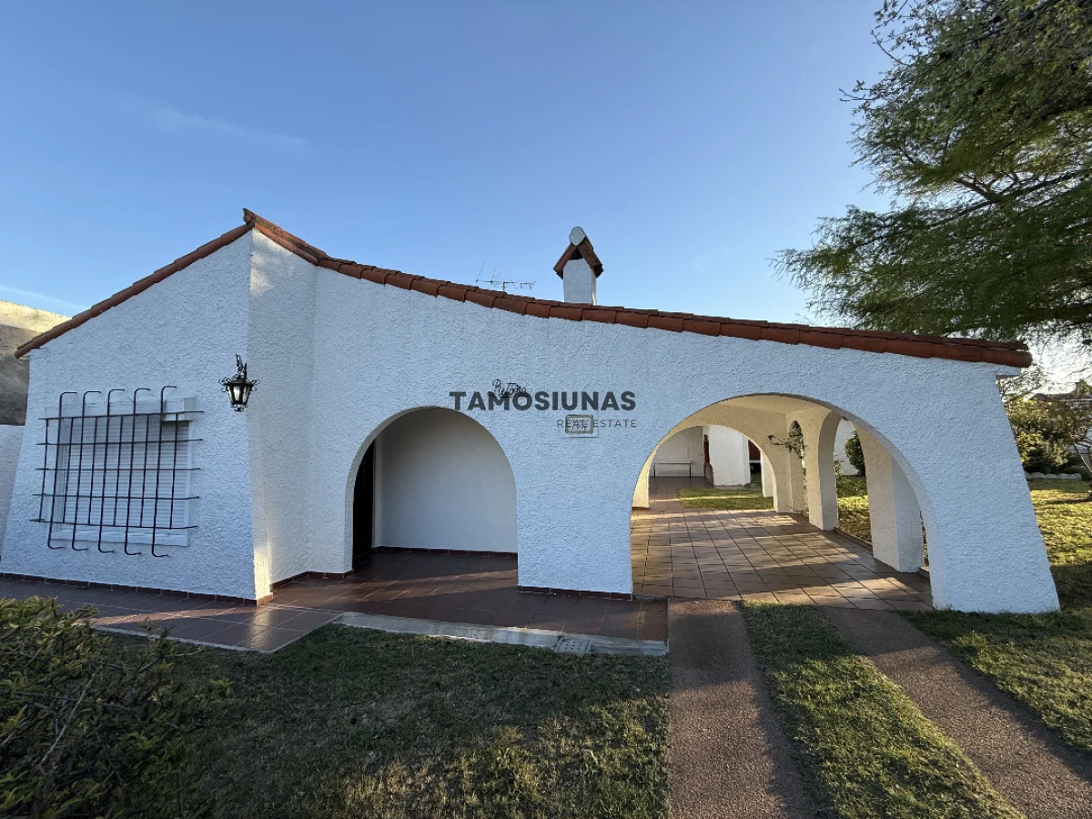 Casa ID.639 - Venta de casa sobre Misiones, 2 Dormitorios, Terreno Esquina