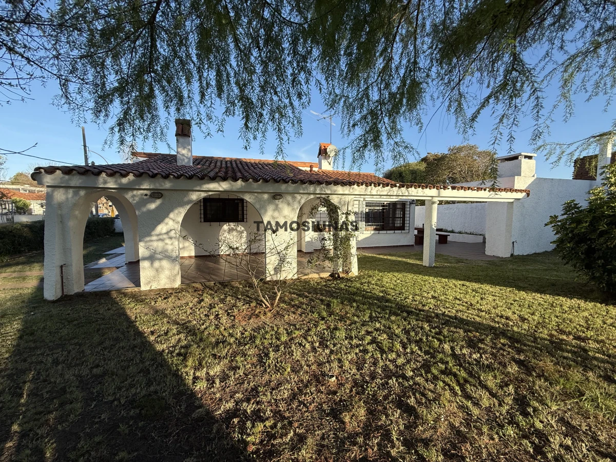 Casa ID.639 - Venta de casa sobre Misiones, 2 Dormitorios, Terreno Esquina