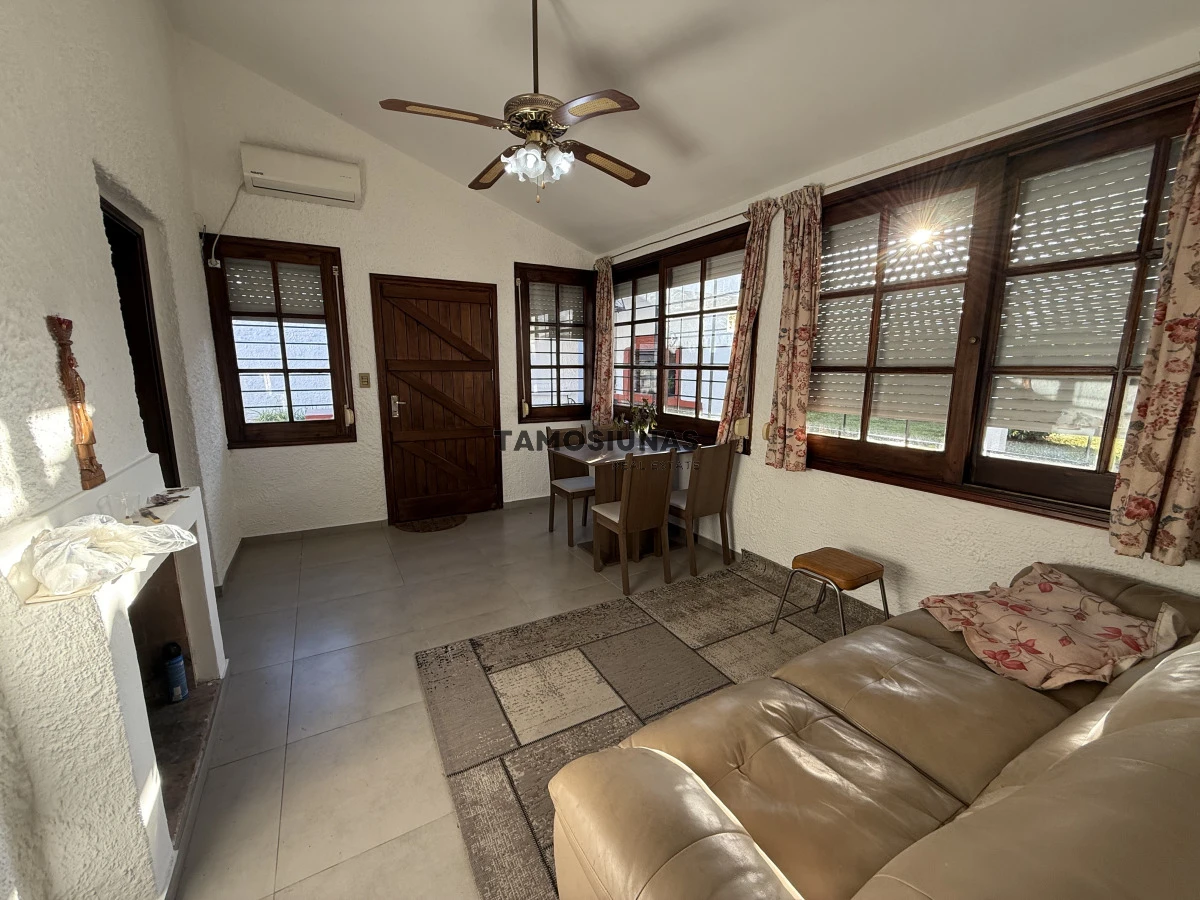 Casa ID.639 - Venta de casa sobre Misiones, 2 Dormitorios, Terreno Esquina