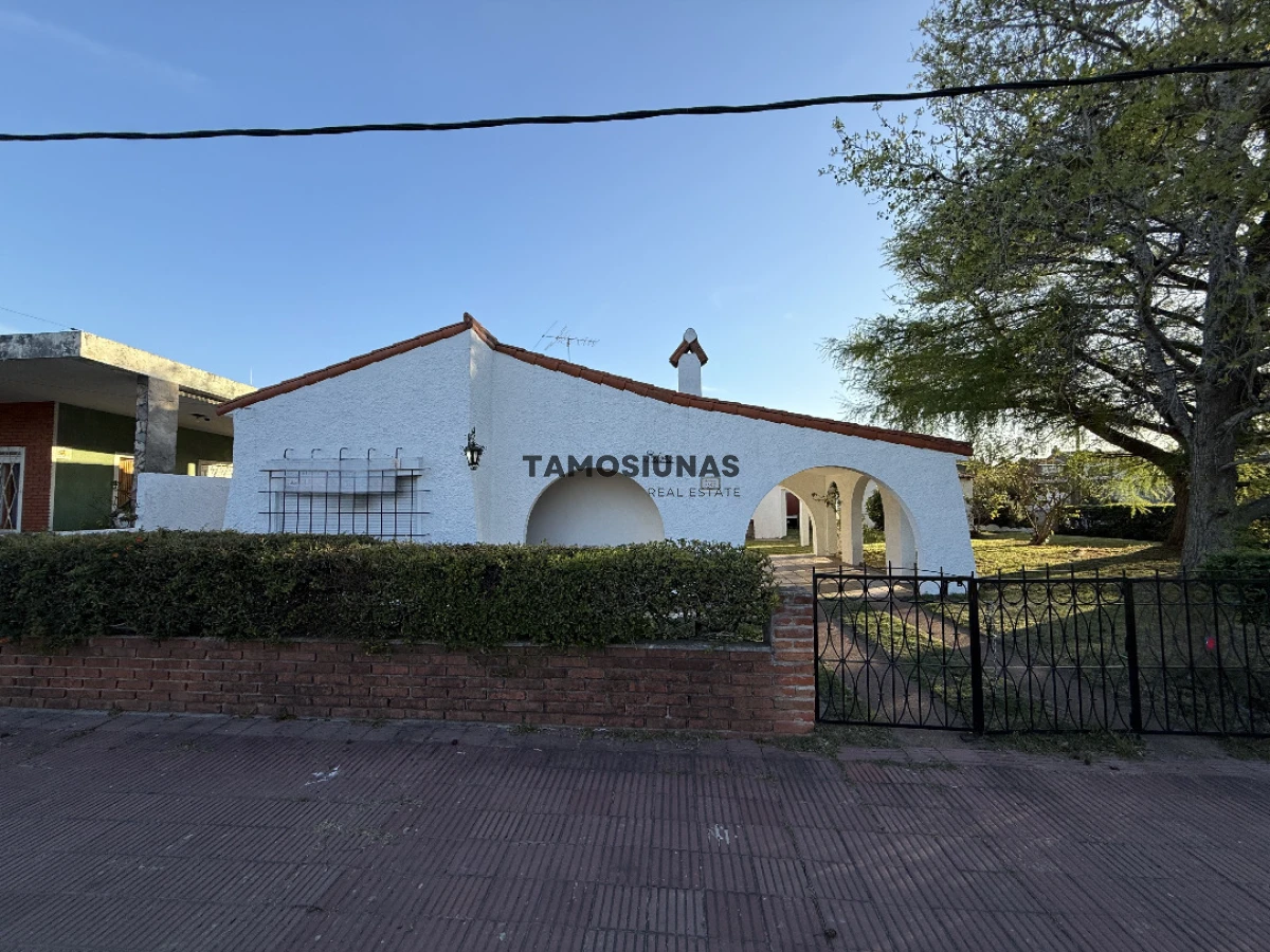 Casa ID.639 - Venta de casa sobre Misiones, 2 Dormitorios, Terreno Esquina
