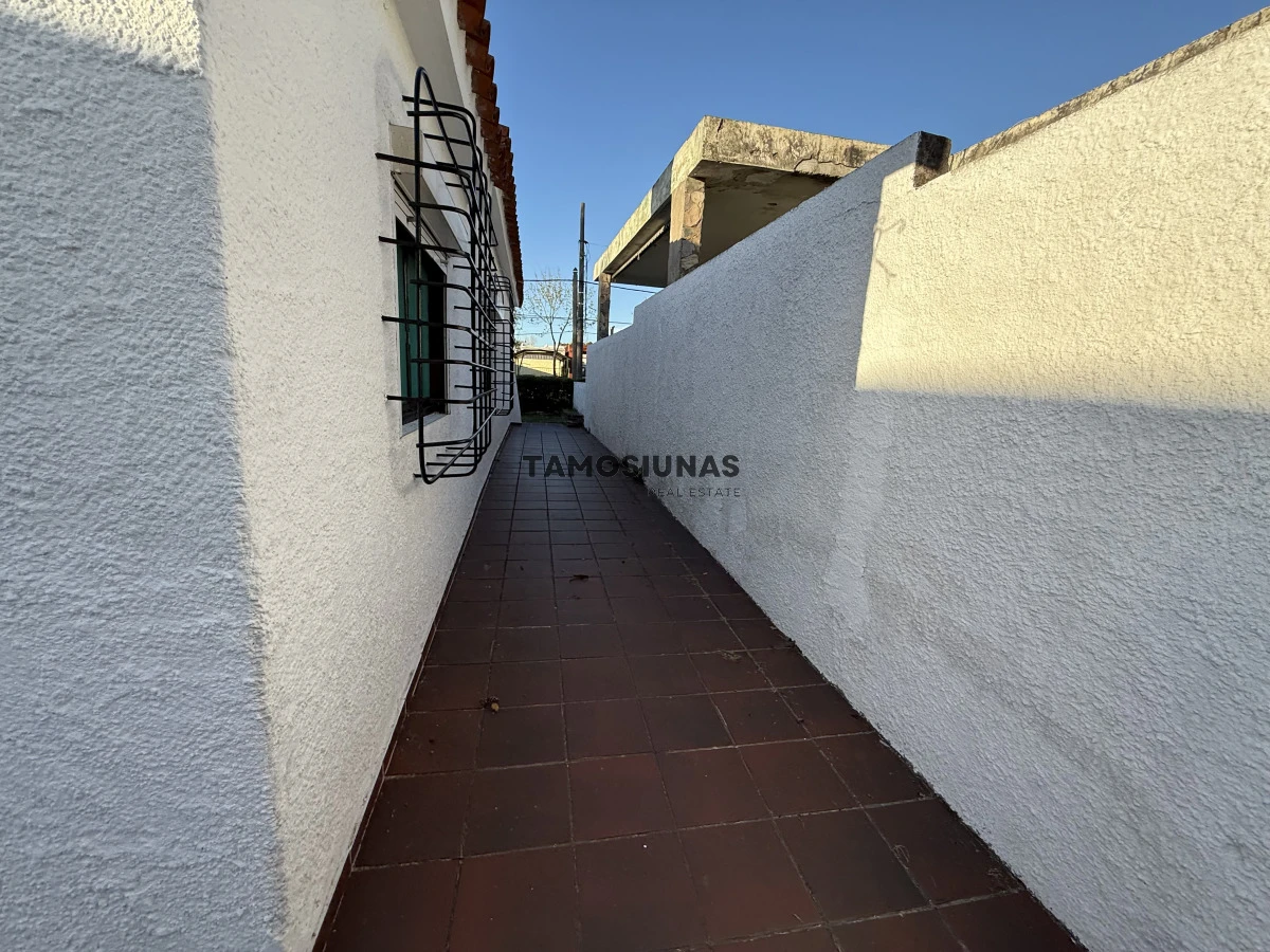 Casa ID.639 - Venta de casa sobre Misiones, 2 Dormitorios, Terreno Esquina