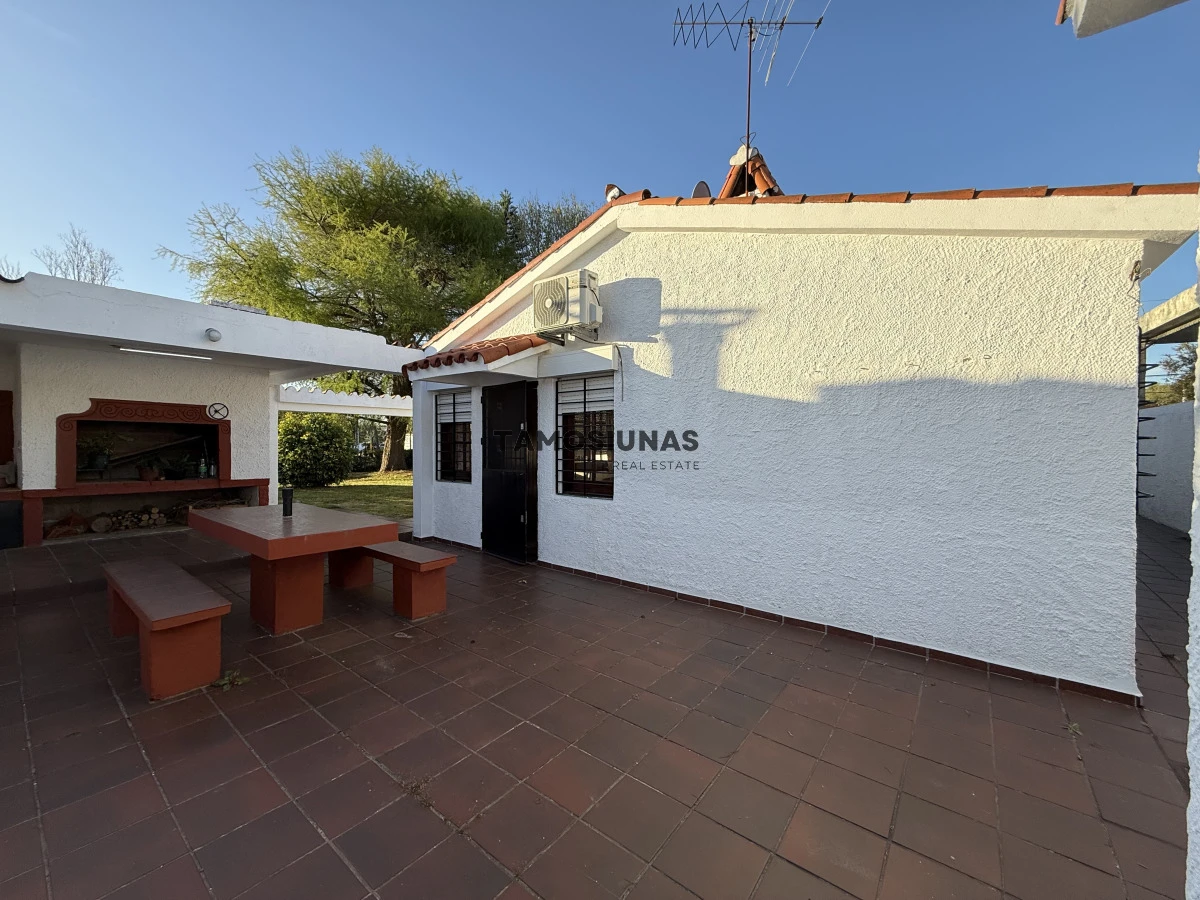 Casa ID.639 - Venta de casa sobre Misiones, 2 Dormitorios, Terreno Esquina