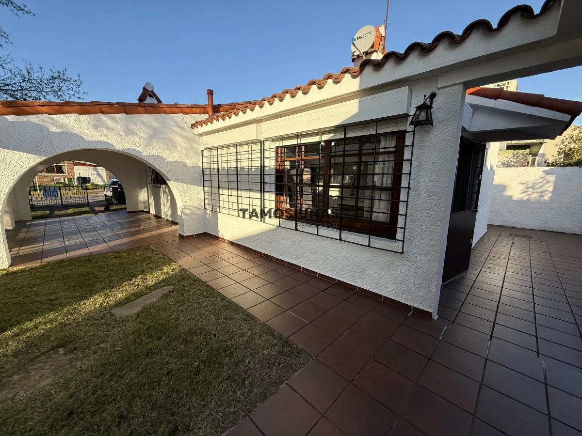 Casa ID.639 - Venta de casa sobre Misiones, 2 Dormitorios, Terreno Esquina