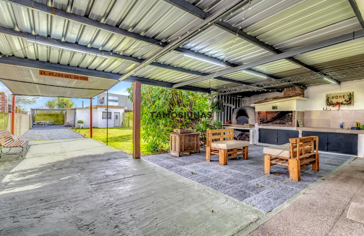 Casa ID.623 - Venta de Casa + Depto en el centro de Piriapolis.
