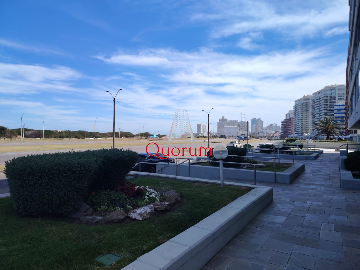 Apartamento ID.516 - Alquiler temporada apartamento 1dormitorio y medio frente al mar Playa Brava Punta del Este