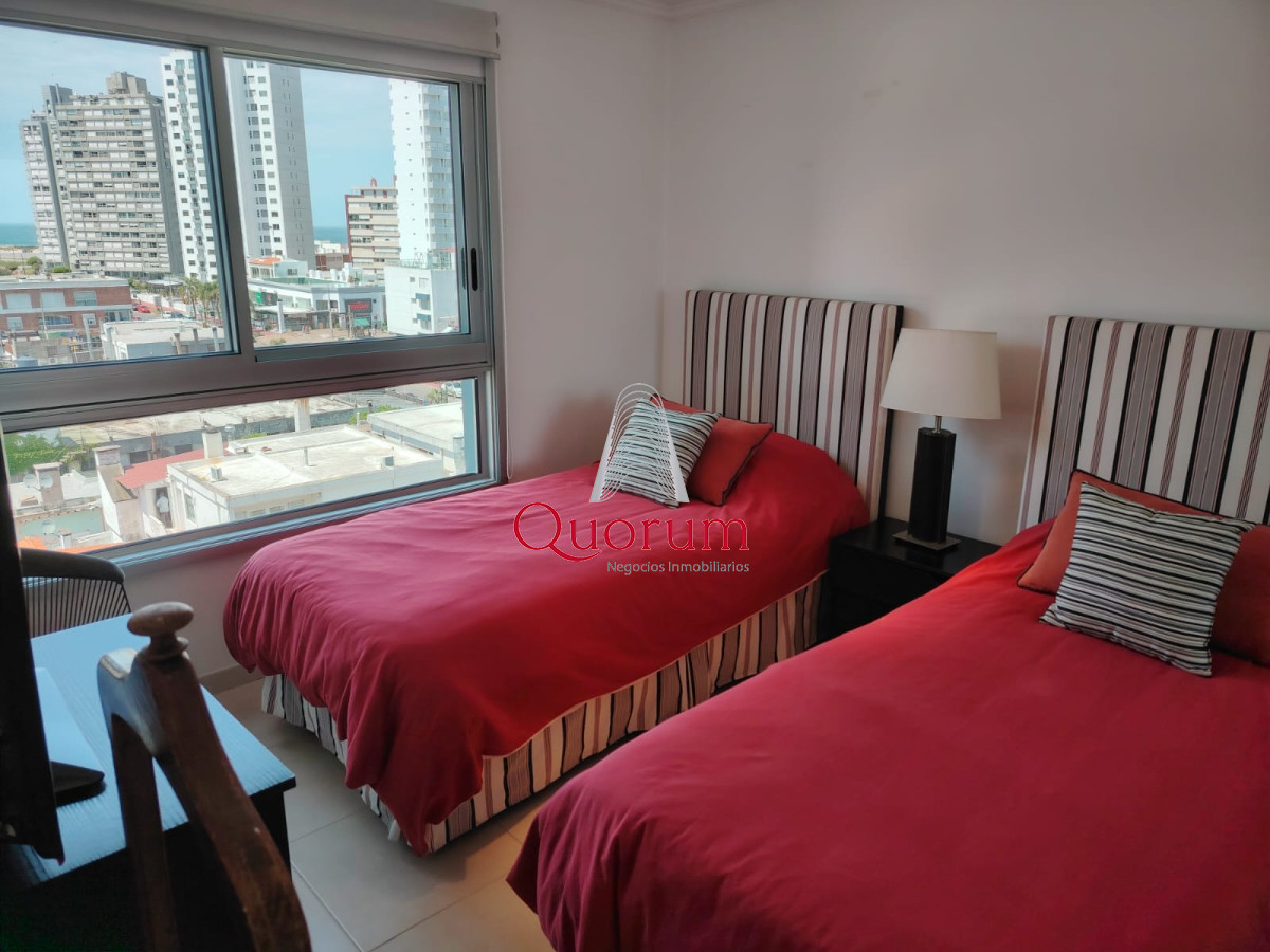 Apartamento ID.440 - Alquiler apartamento 4 dormitorios y parrillero propio en Punta del Este