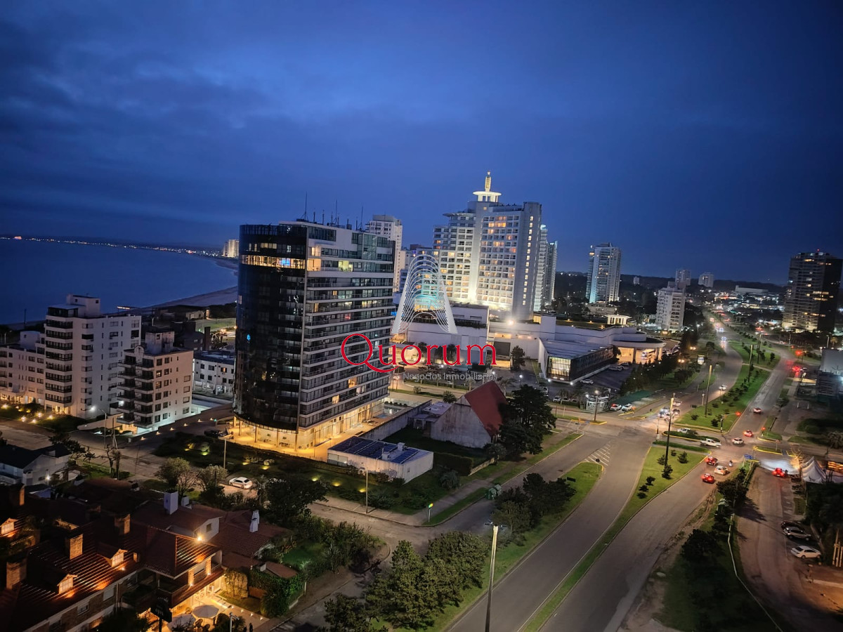 Apartamento ID.440 - Alquiler apartamento 4 dormitorios y parrillero propio en Punta del Este