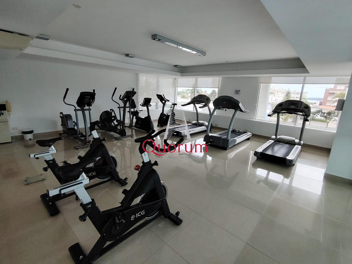 Apartamento ID.440 - Alquiler apartamento 4 dormitorios y parrillero propio en Punta del Este