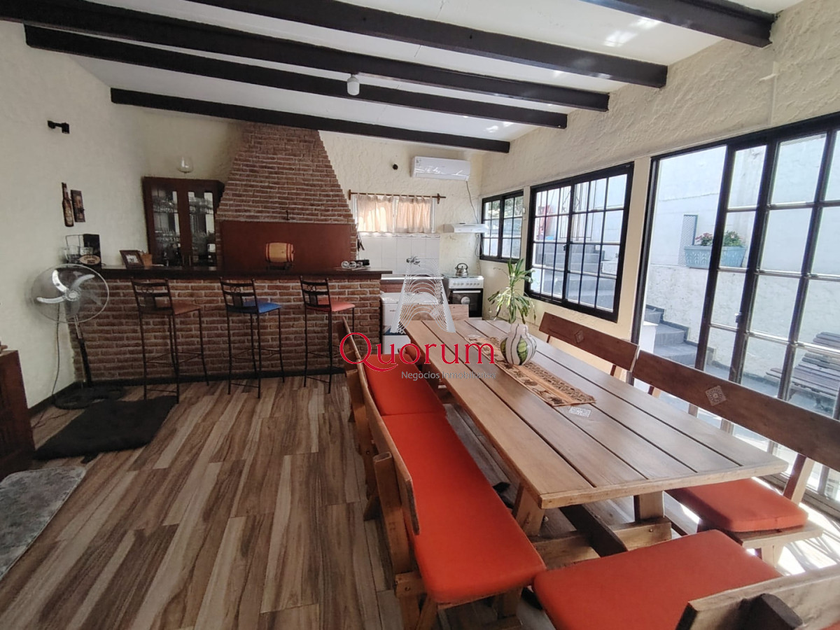 Casa ID.529 - Venta casa 4 dormitorios 3 baños en Malvin Montevideo