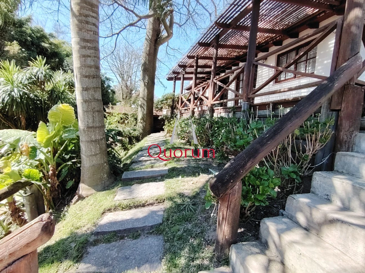 Casa ID.512 - Venta Casa 6 dormitorios Playa Mansa Punta del Este Uruguay